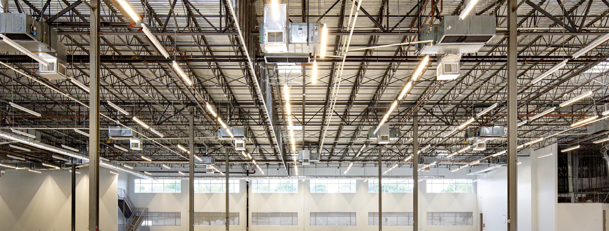 Weite Industriehalle mit offener Deckenkonstruktion